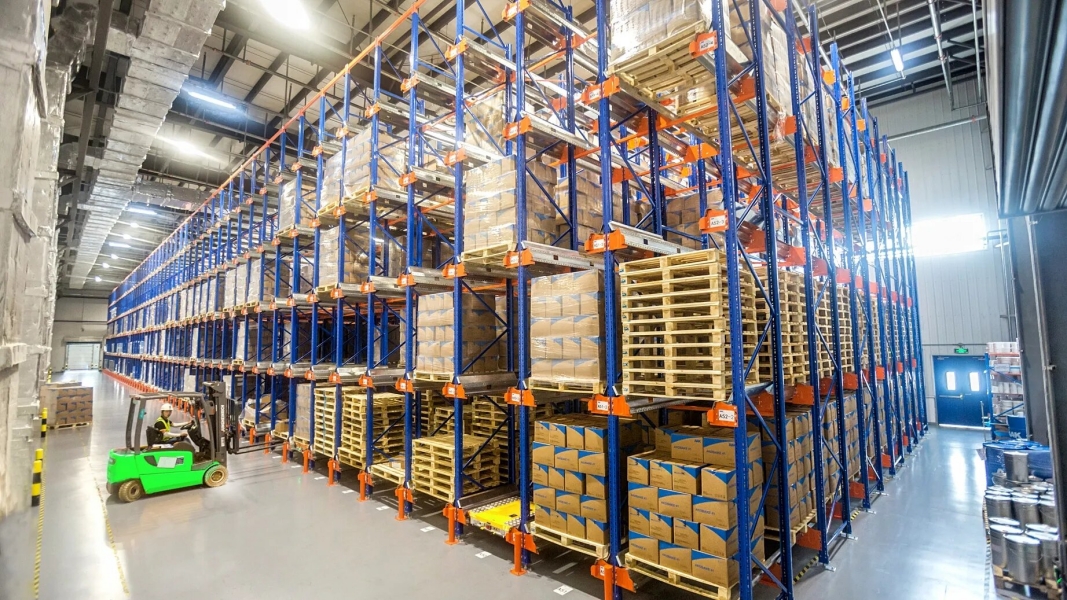 Shuttle dense warehouse shelves