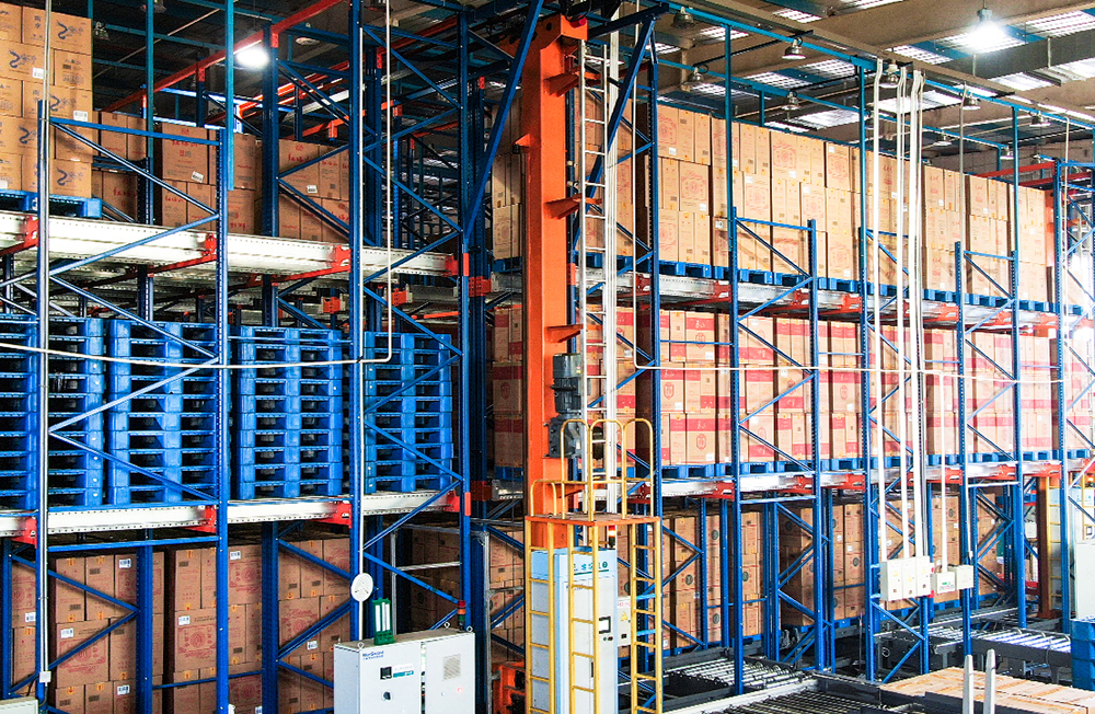 Stacker+shuttle truck dense warehouse shelves